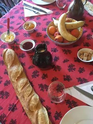 Nourriture dans le séjour chez l'habitant ou à proximité