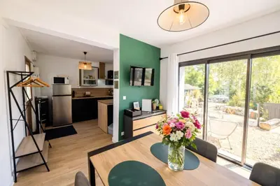 Cuisine ou kitchenette dans l'établissement La maison au bord de la riviére