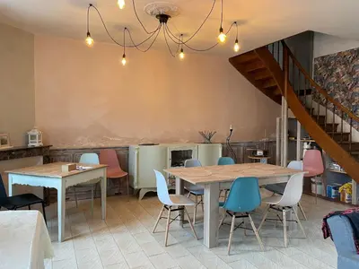 Coin salon dans l'établissement Maison charmante près de la ville - FR-1-410-386