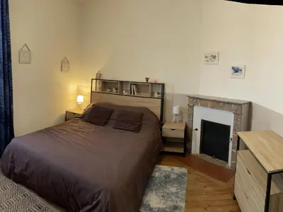 Un ou plusieurs lits dans un hébergement de l'établissement Maison charmante près de la ville - FR-1-410-386