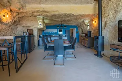 Télévision ou salle de divertissement dans l'établissement La Troglo - Maison typique de notre région