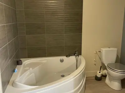 Salle de bains dans l'établissement Détente près du Loir : Chambre et salon privés, idéal pour randonnées et proche des 24H du Mans - FR-1-410-387