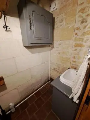 Salle de bains dans l'établissement La Chauvellière, un écrin de verdure dans un cadre historique