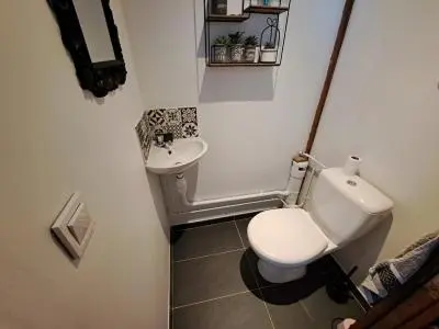 Salle de bains dans l'établissement La Chauvellière, un écrin de verdure dans un cadre historique