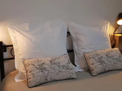 Un ou plusieurs lits dans un hébergement de l'établissement Gîte cosy près du Mans avec jardin, piscine et parking, idéal pour 4 pers. - FR-1-410-388