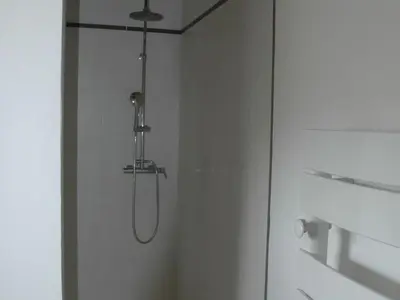 Salle de bains dans l'établissement Gîte cosy près du Mans avec jardin, piscine et parking, idéal pour 4 pers. - FR-1-410-388