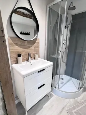 Salle de bains dans l'établissement Le Badebec, Appt dans maison typique avec jardin privé