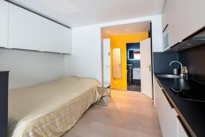 Cuisine ou kitchenette dans l'établissement Studio Moderne à Tours