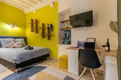 Télévision ou salle de divertissement dans l'établissement Charme & calme à 200m du Château