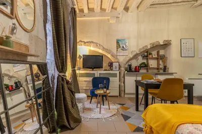 Télévision ou salle de divertissement dans l'établissement Charme & calme à 200m du Château