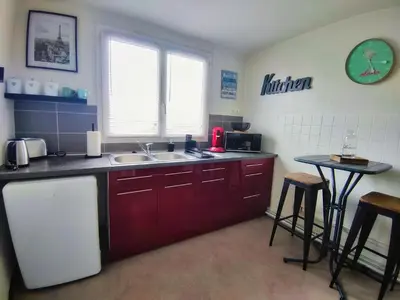 Cuisine ou kitchenette dans l'établissement Le char'Mans appartement cosy proche gare et tram