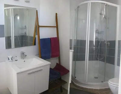 Salle de bains dans l'établissement maisonette cosy Blois