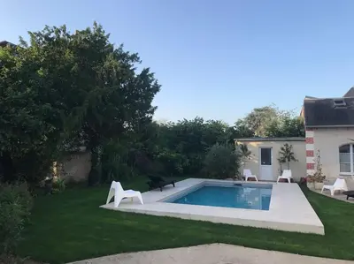 Piscine de l'établissement maisonette cosy Blois ou située à proximité