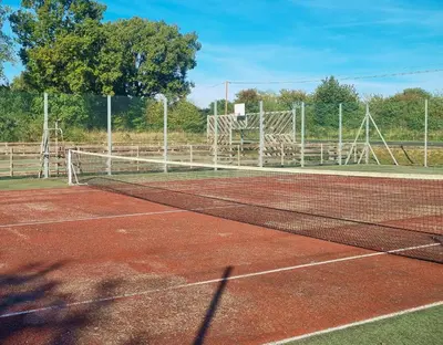 Tennis ou squash au sein de le camping ou à proximité