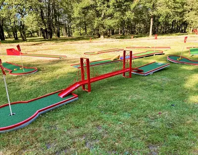 Aire de jeux pour enfants de l'établissement Camping les petites minaudières