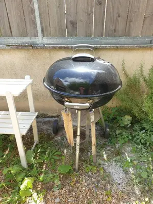 Barbecue disponible mis à disposition des clients de la maison de vacances
