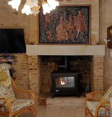 Télévision ou salle de divertissement dans l'établissement Logis des Fées, spa, piscine et jardin
