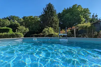 Piscine de l'établissement Logis des Fées, spa, piscine et jardin ou située à proximité