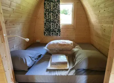 Un ou plusieurs lits dans un hébergement de l'établissement Cabane 2/3 pers au Camping les Patis