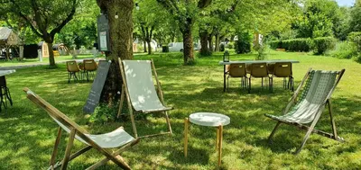 Jardin de l'établissement Cabane 2/3 pers au Camping les Patis