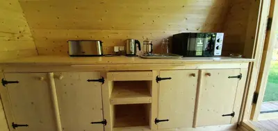 Cuisine ou kitchenette dans l'établissement Cabane 2/3 pers au Camping les Patis
