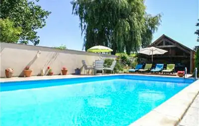 Piscine de l'établissement Nice Home In Savigne-Sous-Le-Lude ou située à proximité