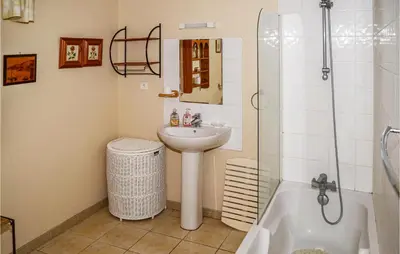 Salle de bains dans l'établissement Nice Home In Savigne-Sous-Le-Lude