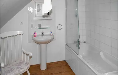 Salle de bains dans l'établissement Nice Home In Savigne-Sous-Le-Lude