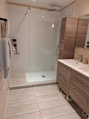 Salle de bains dans l'établissement Chambre proche circuit 24h