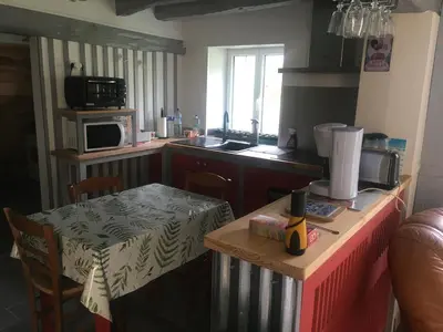 Cuisine ou kitchenette dans l'établissement La Vannerie