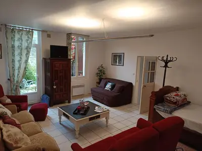 Télévision ou salle de divertissement dans l'établissement les trois grandes portes