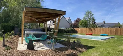 Jardin de l'établissement Gite au gré de la Loire piscine et spa