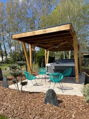 Jardin de l'établissement Gite au gré de la Loire piscine et spa