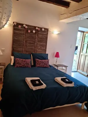 Un ou plusieurs lits dans un hébergement de l'établissement L 'Aupinouse Chambre double Pivoine avec salle d'eau privative