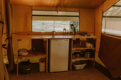 Cuisine ou kitchenette dans l'établissement Camping Onlycamp Le Sabot
