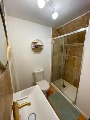 Salle de bains dans l'établissement Maison de campagne, Gîte rouge