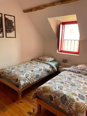 Un ou plusieurs lits dans un hébergement de l'établissement Maison de campagne, Gîte rouge