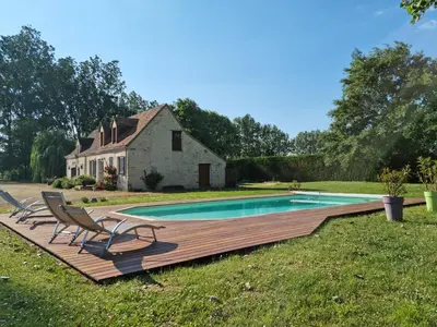 Piscine de l'établissement L'Aupinouse Chambre double ( ou triple ) Bouton d'Or avec salle d'eau privative ou située à proximité
