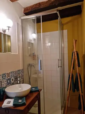 Salle de bains dans l'établissement L'Aupinouse Chambre double ( ou triple ) Bouton d'Or avec salle d'eau privative