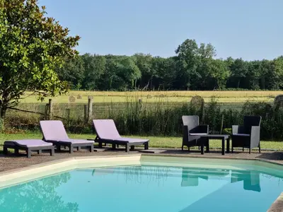 Piscine de l'établissement L'Aupinouse Chambre double ( ou triple ) Bouton d'Or avec salle d'eau privative ou située à proximité