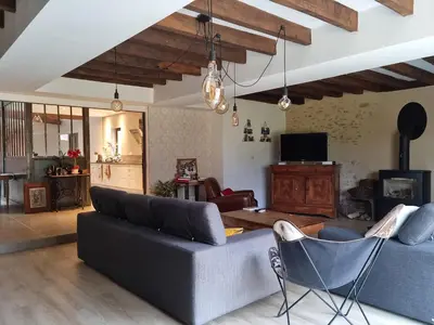 Télévision ou salle de divertissement dans l'établissement L'Aupinouse Chambre double ( ou triple ) Bouton d'Or avec salle d'eau privative