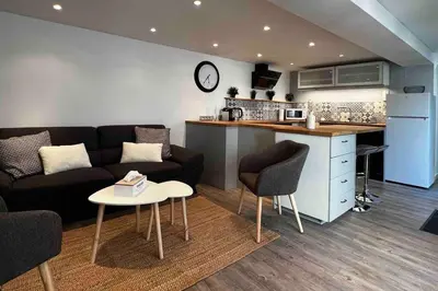 Cuisine ou kitchenette dans l'établissement La Petite Rochambelle (hyper centre-ville)