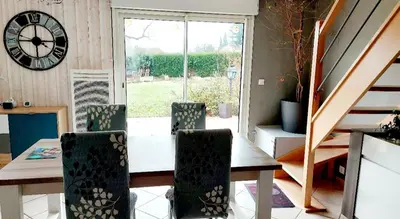 Coin salon dans l'établissement Maison d'hôtes avec jardin 3 chambres pour 7 à 45 min circuit 24h du Mans