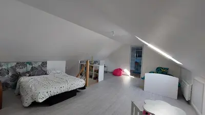Un ou plusieurs lits dans un hébergement de l'établissement Maison d'hôtes avec jardin 3 chambres pour 7 à 45 min circuit 24h du Mans