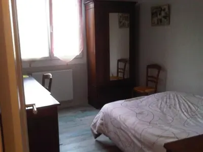 Un ou plusieurs lits dans un hébergement de l'établissement Chambre Olivier