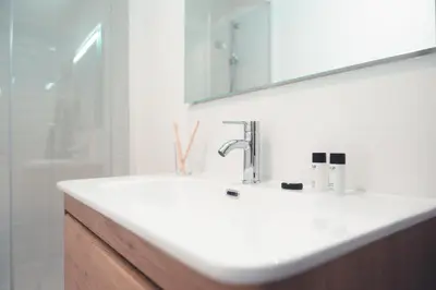 Salle de bains dans l'établissement L Hexagone Magique, logement calme
