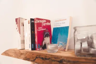 Bibliothèque dans l'appartement