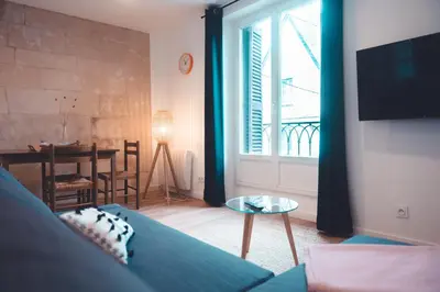 Télévision ou salle de divertissement dans l'établissement Le Pop Art- Petit nid douillet