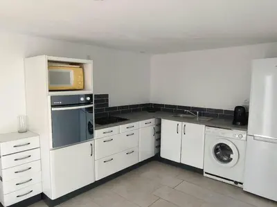 Cuisine ou kitchenette dans l'établissement le logis de la forêt