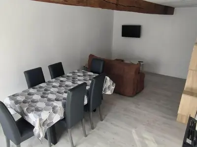 Télévision ou salle de divertissement dans l'établissement le logis de la forêt